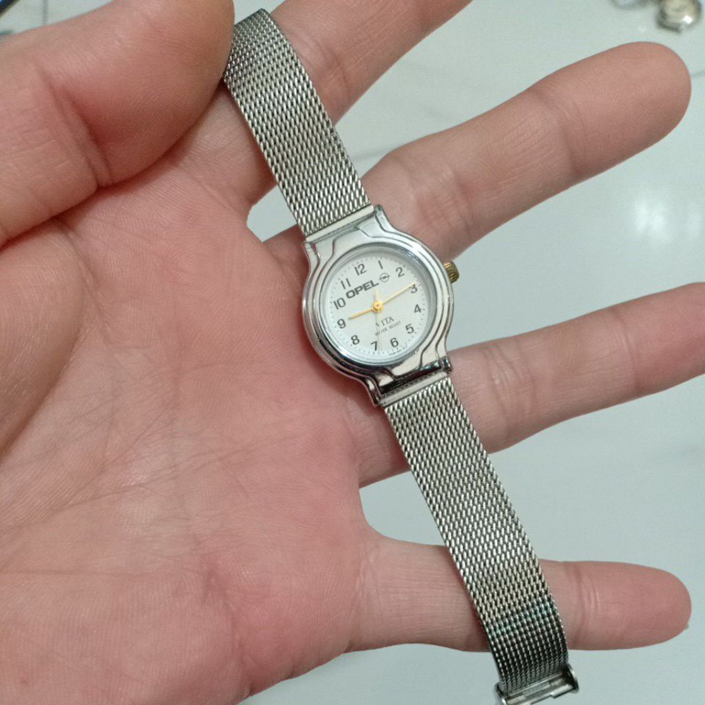 đồng hồ si nhật nữ dây lụa hiệu OPEL màu bạc kim vàng độ mới 90%