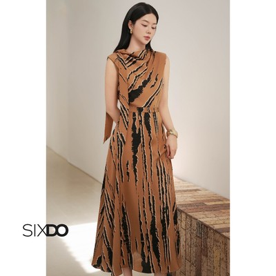 Đầm lụa midi xòe không tay cổ tạo kiểu SIXDO (Brown Silk Flared Dress