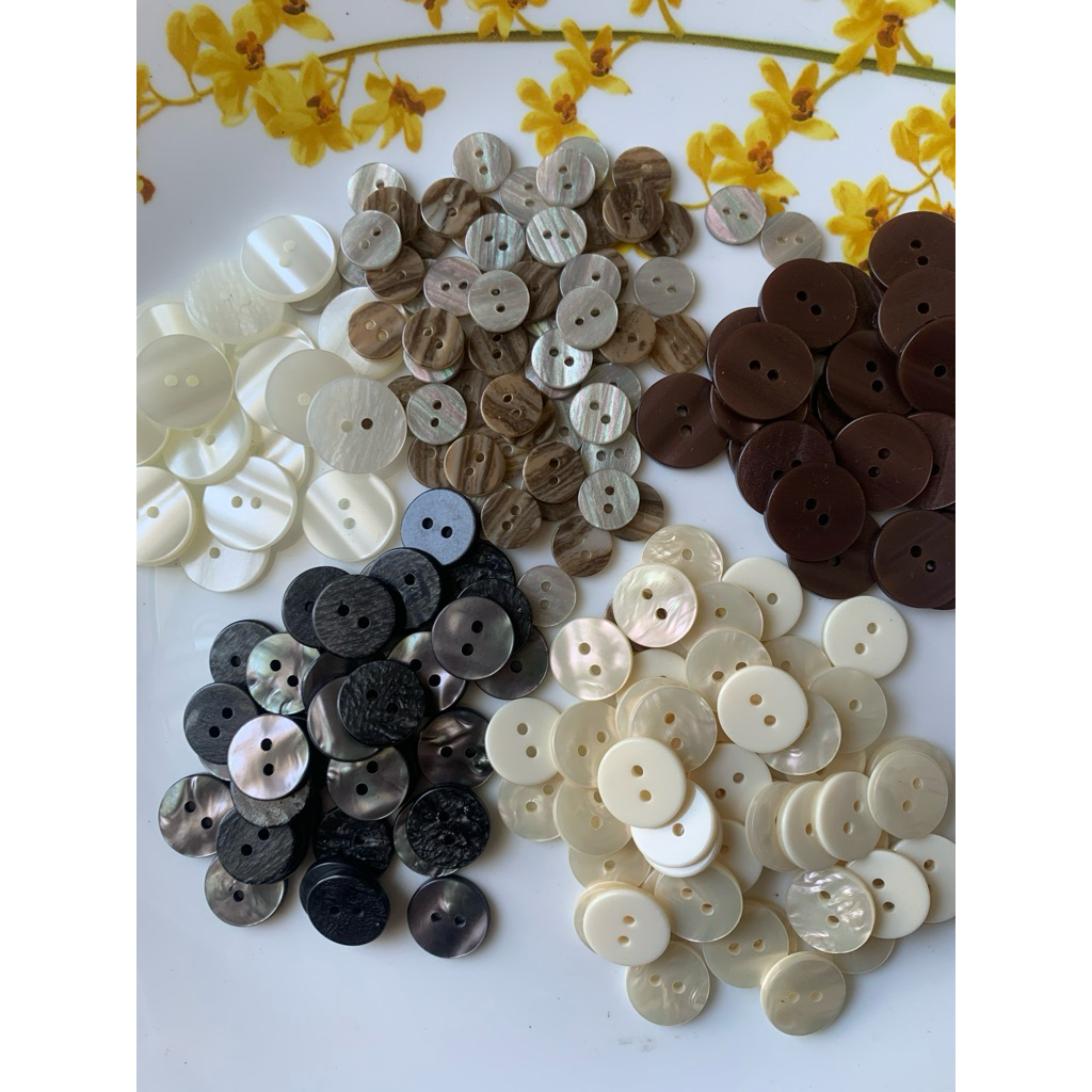 Nút xà cừ 2 lỗ size 11mm đến 18mm.