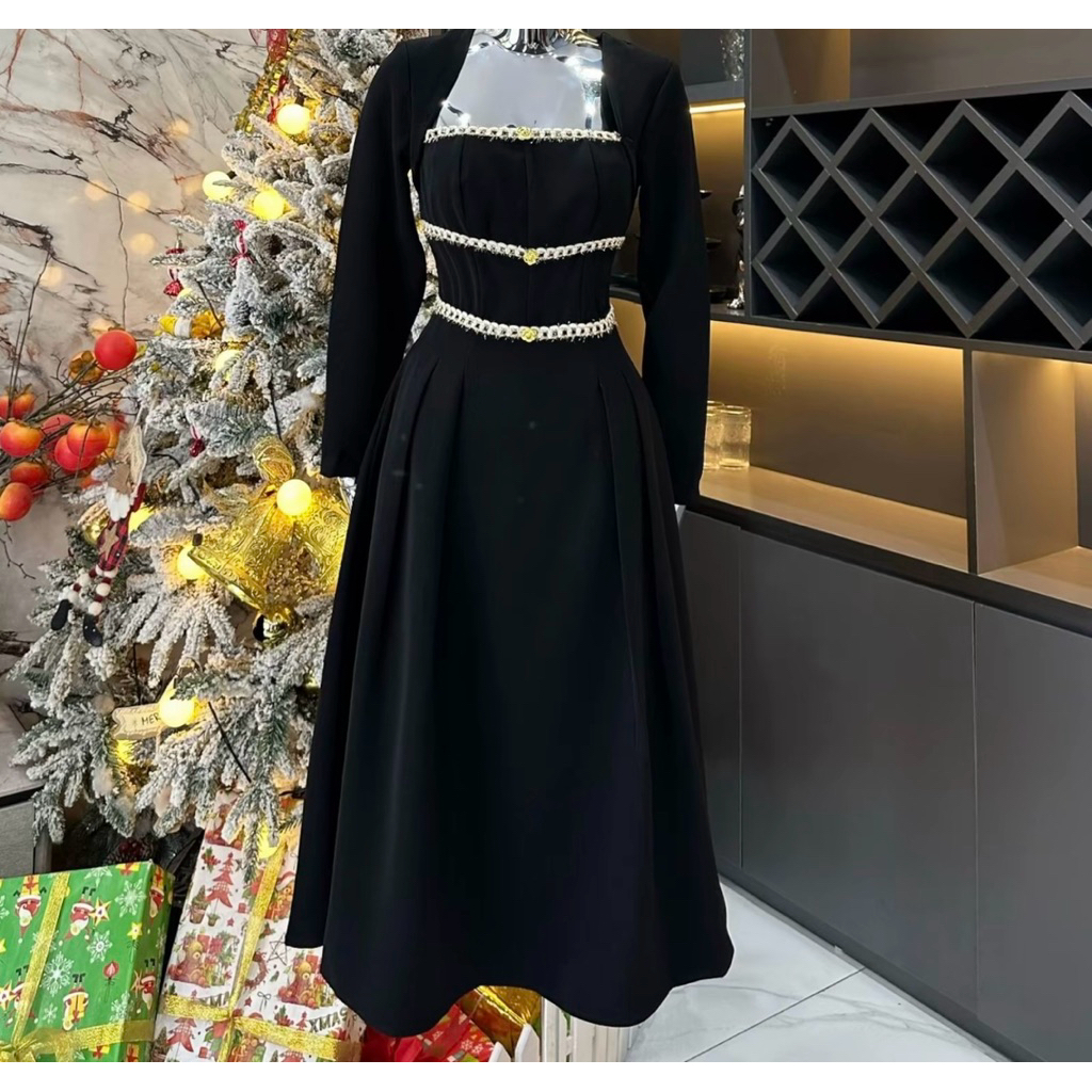 Váy thiết kế Evii Z169 dành cho nữ với cổ vuông viền kim tuyến sang trọng, tạo điểm nhấn tinh tế và 