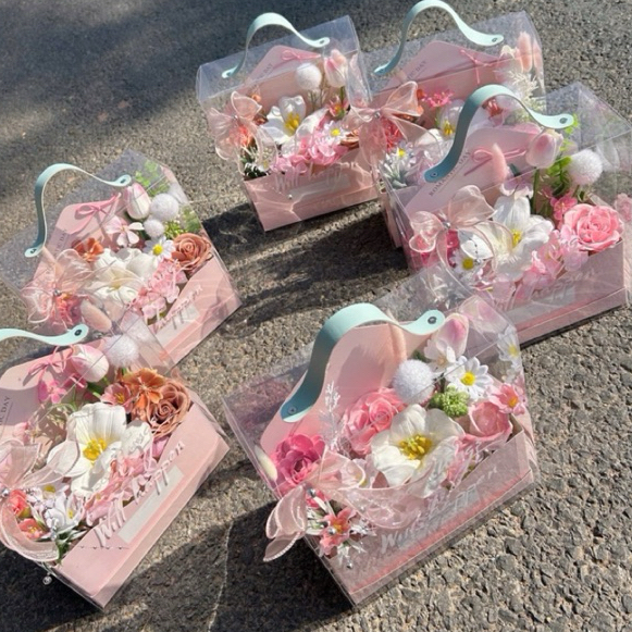 ( Quà tặng, kèm hoa) Hộp hoa tone pastel ngọt ngào có quai xách, Hộp hoa mica sang trọng