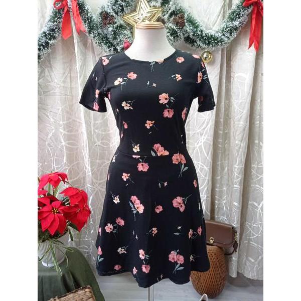 DIVIDED H.M thanh lý - Đầm đen họa tiết hoa bymo - SIZE M