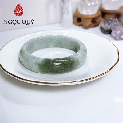 Vòng cẩm thạch A Myanmar - Ngọc phỉ thúy type A bản hẹ chất nếp màu xanh dầu ni 50-59mm - Ngoc Quý