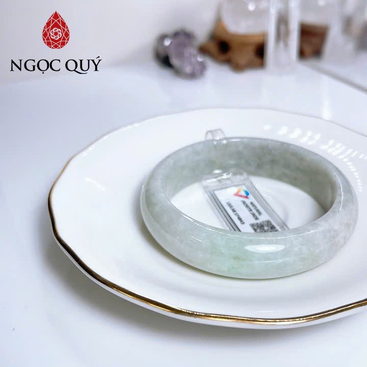 Vòng cẩm thạch A - Phỉ thúy type A bản hẹ xanh nhạt ni 54 - 58 mm (kèm kđ Liulab) - Ngọc Quý