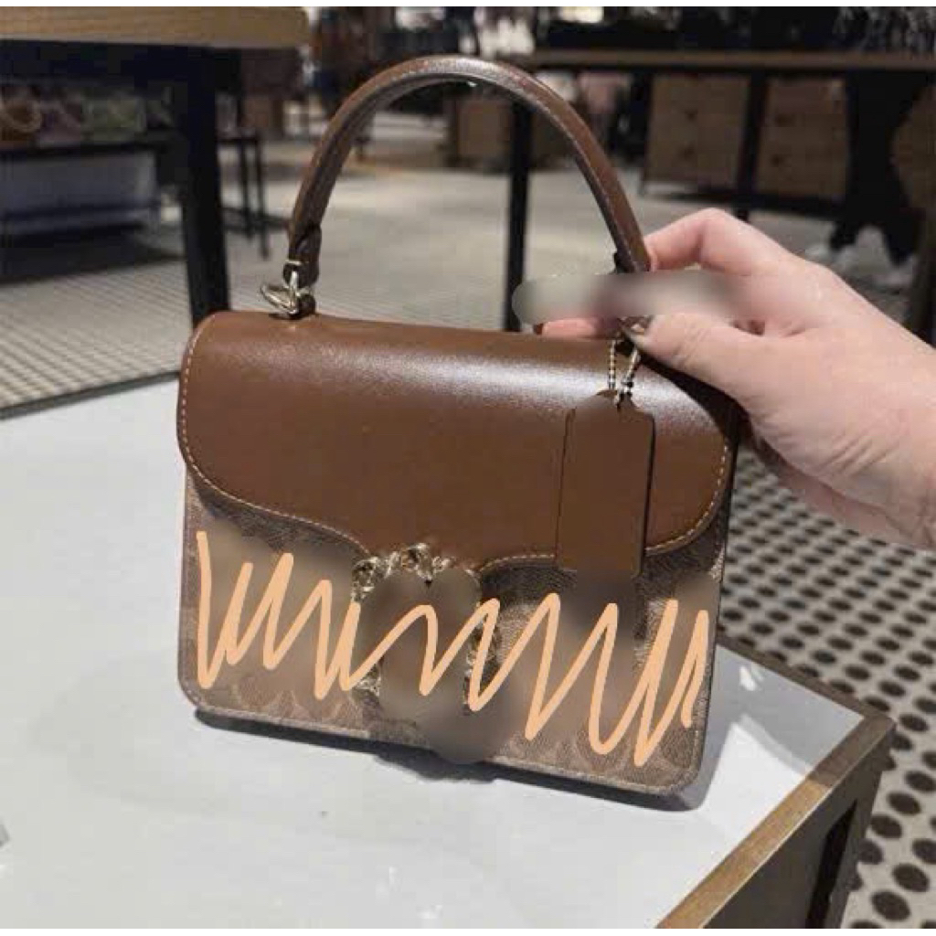 Túi xách sang trọng Courtney Top Handle Bag.  CCE22