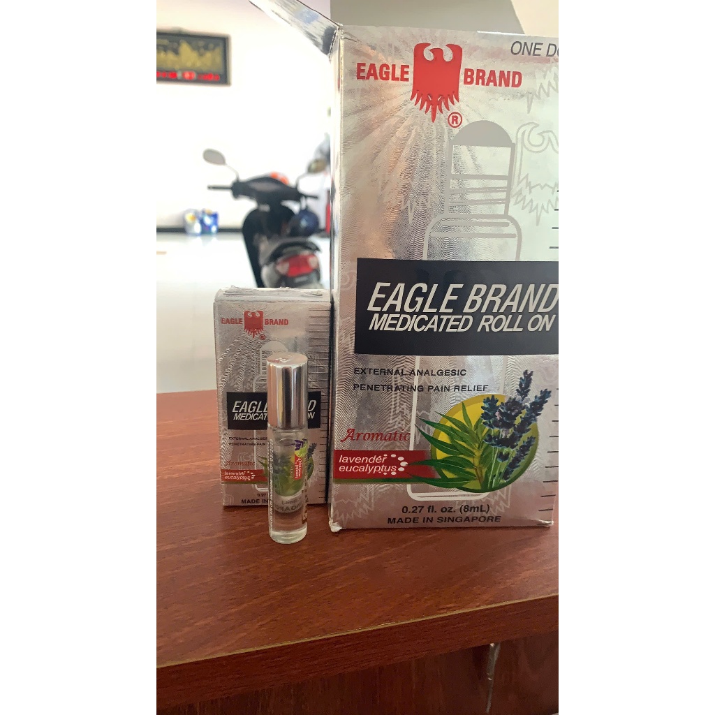 Dầu gió Con Ó Singapore dạng lăn 8ml Eagle Brand Medicated Roll on