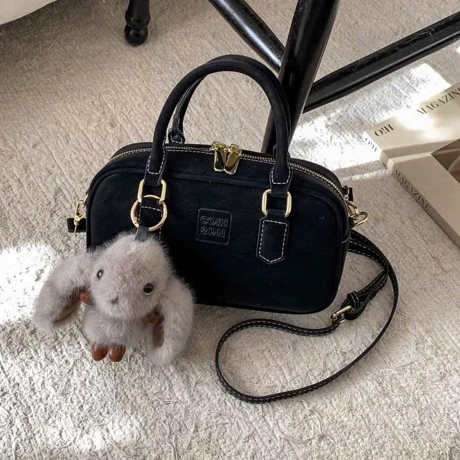 Túi xách da lộn mini kèm charm