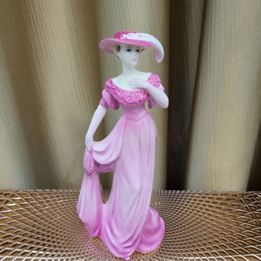 Tượng Chantillp Lace Caress triện Coalport