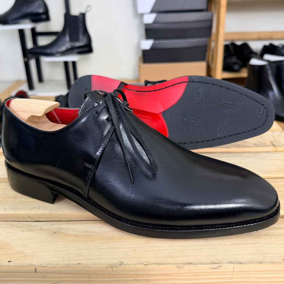Giày Da Nam Hai Hàng Lỗ Xỏ Dây Derby Two-Eyelet Màu Đen Đế Đỏ Lót Đỏ Da Bò Công Sở Chất Liệu Cao Cấp