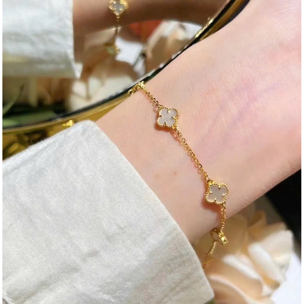 lắc tay cỏ 4 lá 9mm màu trắng làm bằng Thép Titan