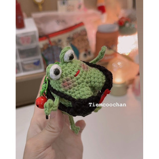 móc khóa ếch mặc đồ bơi bằng len handmade