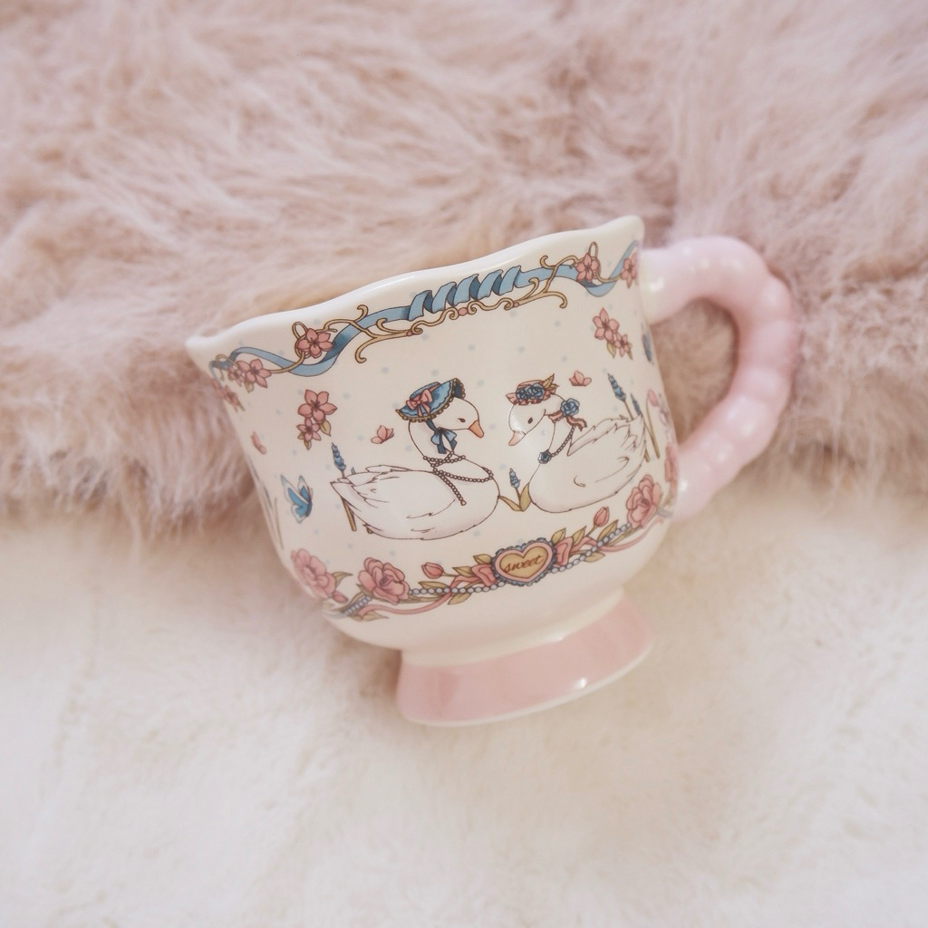 Swan Garden Mug - cốc sứ hoạ tiết thiên nga giữa khung cảnh hoa lá, tone hồng pastel coquette - Mais