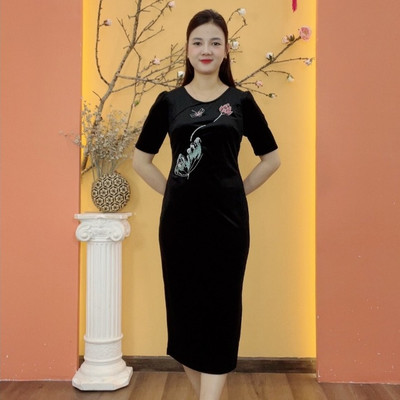 Đầm body trung niên - Cổ tròn thêu hoa tay ngắn - Đen - TTV2012