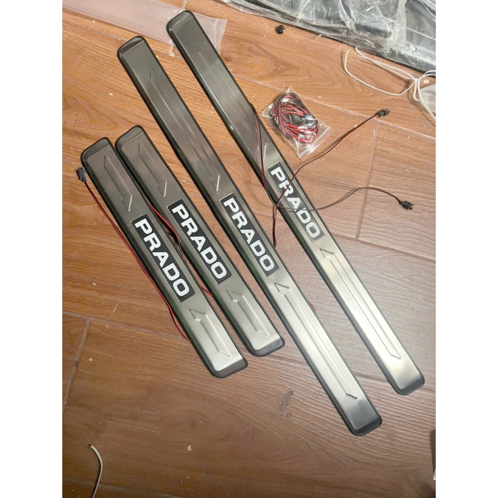 Bộ 4 Ốp Bậc Cửa Phía Ngoài Prado 2010 2011 2012 2013 2014 2015 2016 2017 ( Có Đèn ) - Toyota Prado
