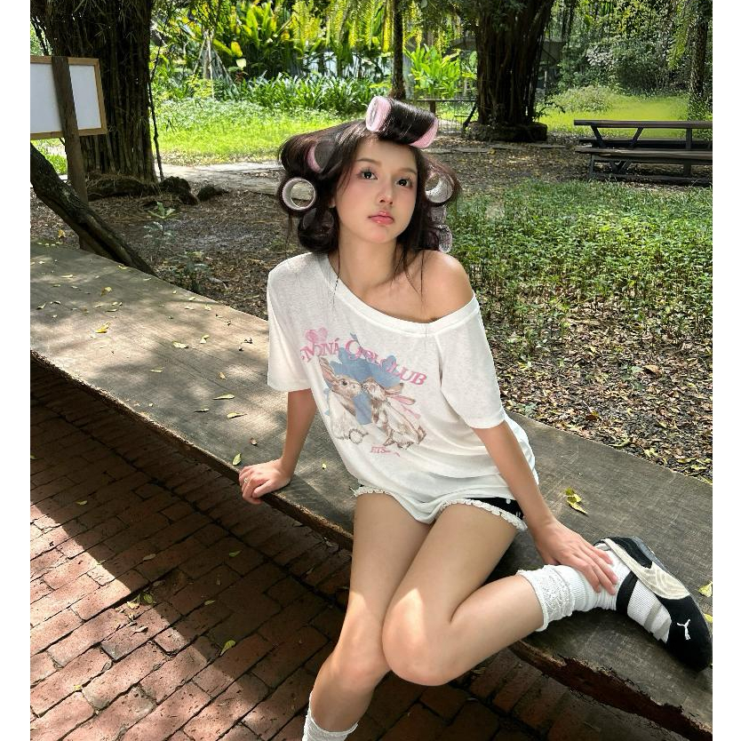 Áo thun nữ MONÁ áo form rộng trễ vai hoạ tiết chấm bi in thỏ - LOVELY TOP | BigBuy360 - bigbuy360.vn