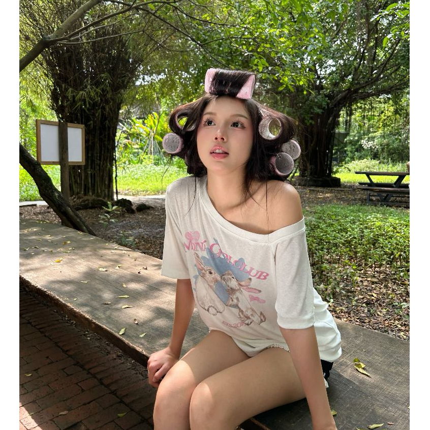 Áo thun nữ MONÁ áo form rộng trễ vai hoạ tiết chấm bi in thỏ - LOVELY TOP | BigBuy360 - bigbuy360.vn