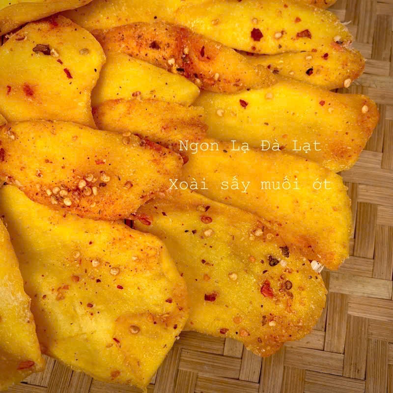 Mứt mix 4 loại mứt - mứt xoài cay + mứt xoài không cay + atiso đỏ Đà Lạt + kiwi (500g)