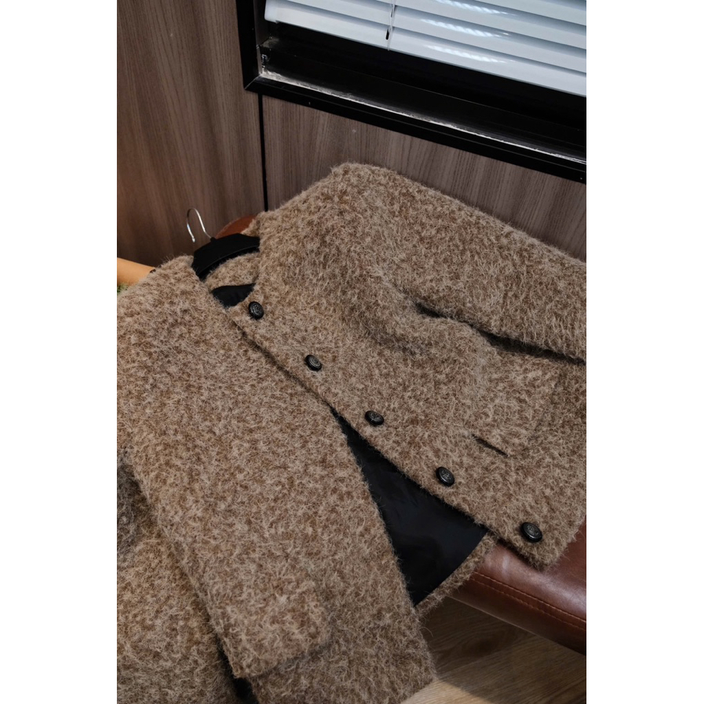 Áo Khoác Dạ Nữ Tweed Bông Xù Dáng Ngắn Cổ Tròn Túi Nắp 3 Màu Nâu,Kem,Đen diện thu đông siêu xinh new 2026 | BigBuy360 - bigbuy360.vn