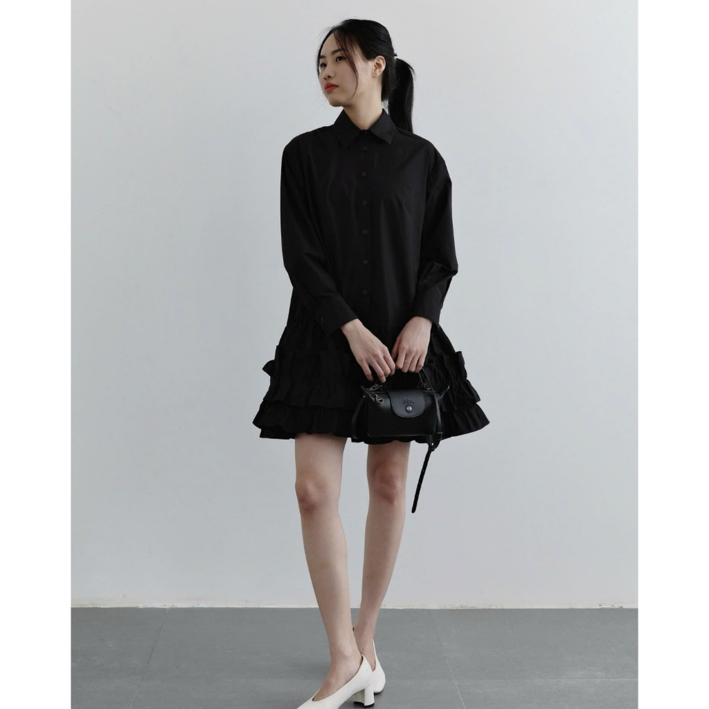 IVORYA - Đầm Sơ Mi Tay Dài Form Rộng Chân Váy Nhún Bèo Màu Đen - YD9850B