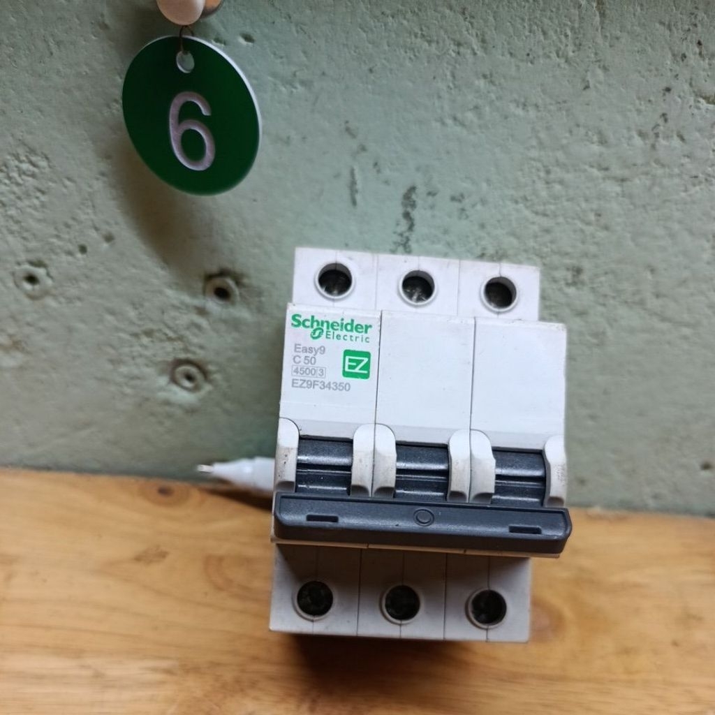 cầu dao MCB SCHNEIDER 50A ( không hộp chưa qua sử dụng)