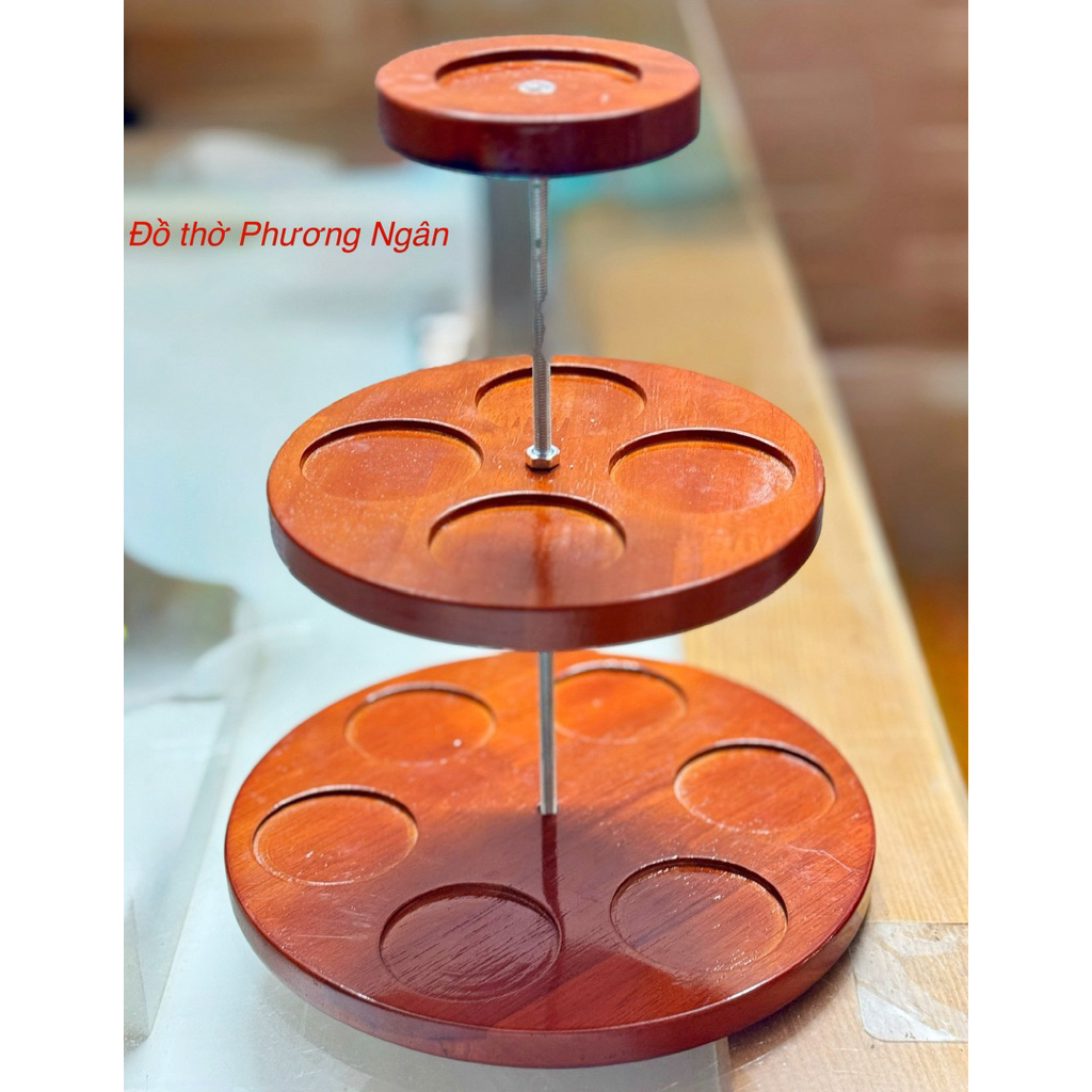 Thap bày bia nước ngọt 3 tầng chất liệu gỗ xoan tự nhiên hàng dày đẹp, sơn Pu phủ bóng đẹp
