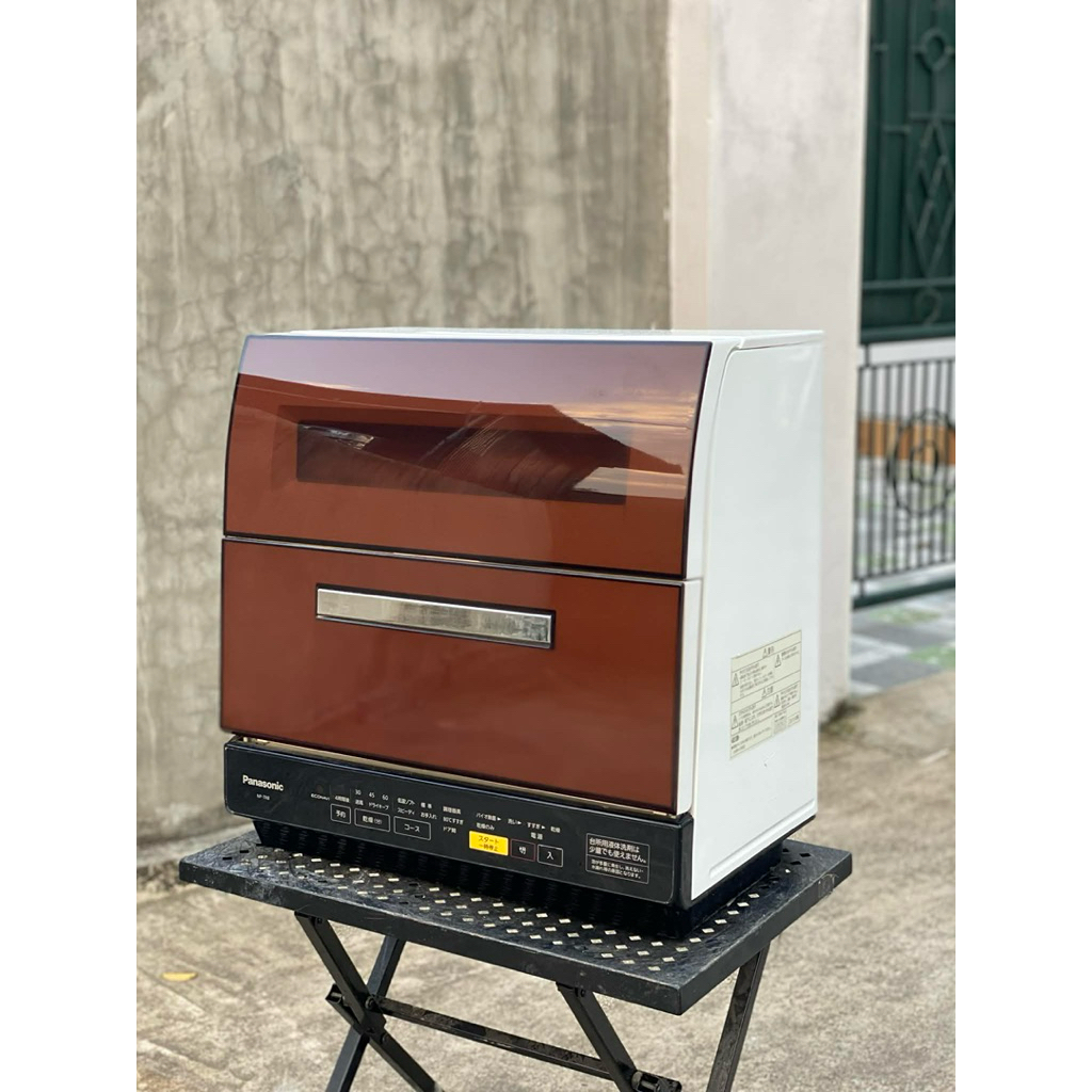 Máy rửa bát Panasonic NP-TR9 - Đứng độc lập, 6 người ăn, màu đỏ mận, kích thước 550x564x343mm