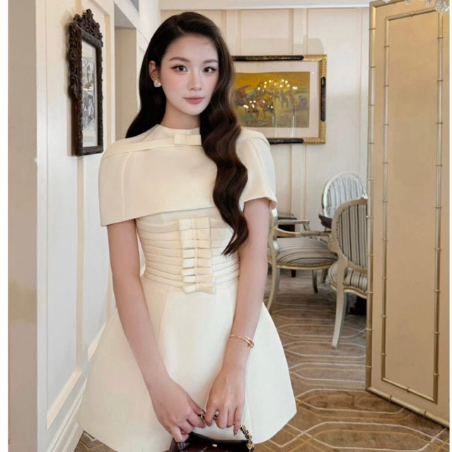 𝗝𝗘𝗡𝗡𝗬 𝗖𝗟𝗢𝗦𝗘𝗧 - Váy 2 Dây cúp ngực đính nơ dáng chữ A kèm áo choàng cổ tròn -2màu : kem , đỏ tiểu thư