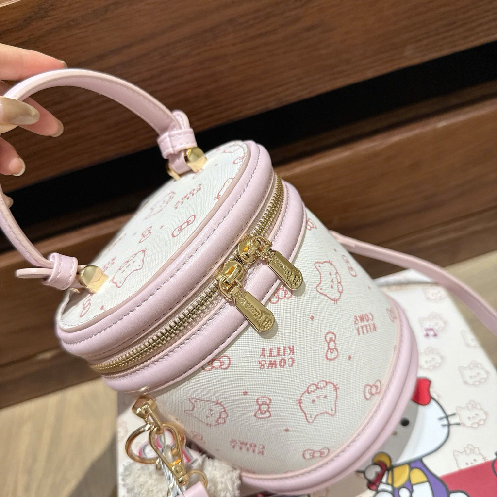 Túi  Cow Kitty dáng trống kèm charm