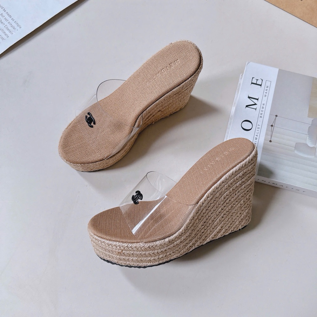 Guốc Nữ Đế Xuồng Giả Cói Cao 9cm Quai Mica Trong Suốt – Nền Nude Style Hàn Quốc – Siêu Nhẹ, Tôn Dáng.Tiệm giầy bảo ly