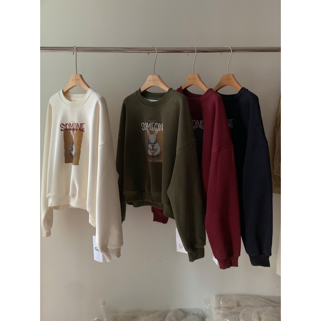 𝐀𝐊𝐈𝐑𝐎𝐎𝐌 | Áo nỉ cổ tròn dài tay dáng ngắn hình thỏ Someone 61906