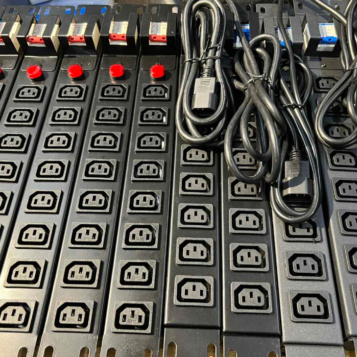 Ổ Cắm tử Rack, PDU tủ Rack 8 lỗ C13 CB 16A 250V dây Dài 2m , 3x1.5mm2  đầu vào C14 10A 250v