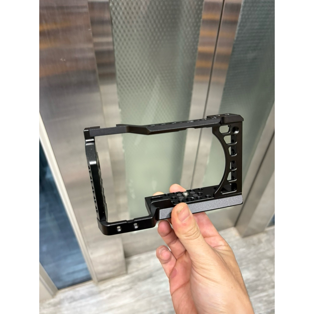 Sony A6000 / 6100 / 6300 / 6400 / 6500 RIG Cage Khung bảo vệ Giá treo phụ kiện máy ảnh cho A6000 / 6