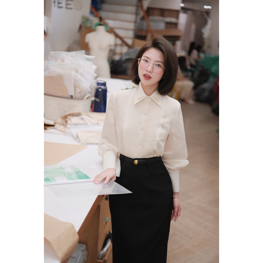 [ BOHEE ] - Áo sơ mi tơ xếp li dài tay màu kem - A623