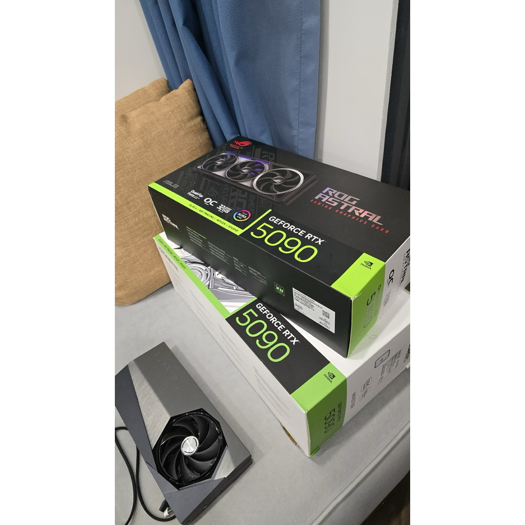 BOX (VỎ HỘP) VGA RTX 5090 ASTRAL AORUS SUPRIM