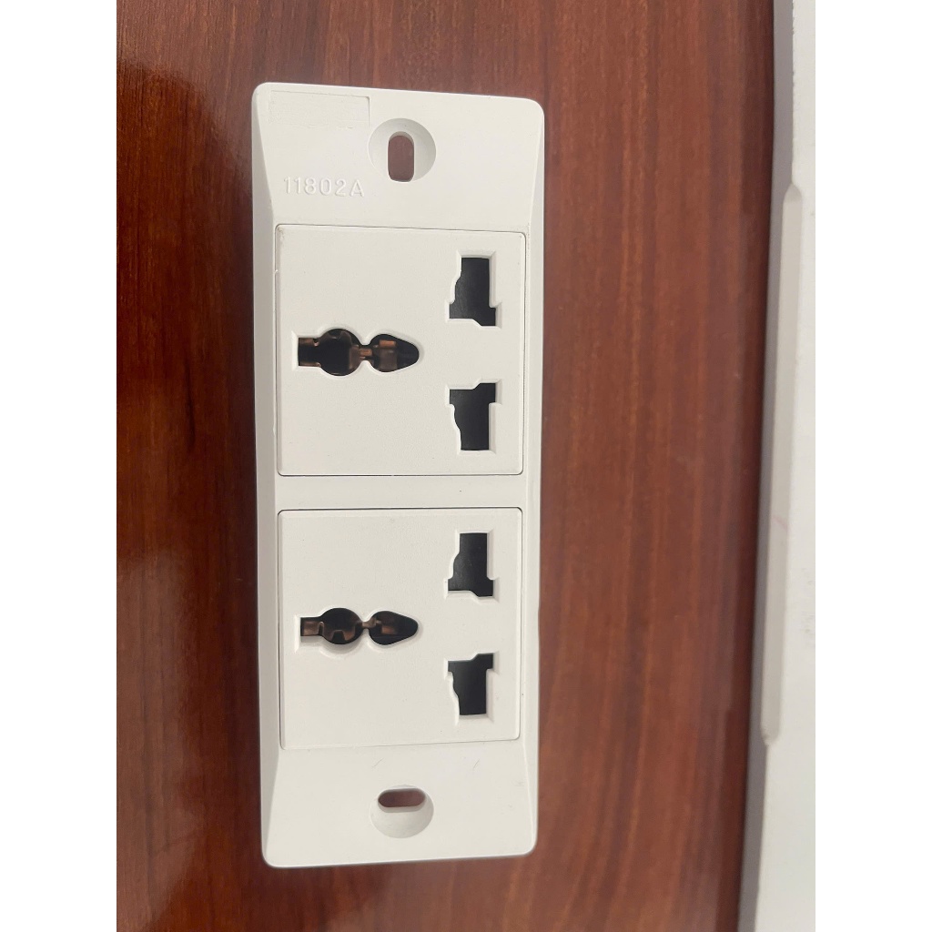 Ổ cắm điện đa năng, 2 ổ cắm, cho phép cắm các phích dẹt tròn, phíc 3 chân , 10A, Max 250V