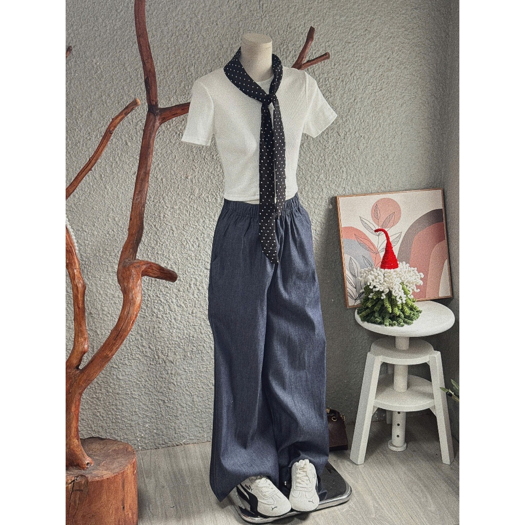 Set áo thun gân trắng croptop quần jaen ống rộng kèm khăn tuban chấm bi laviecloset