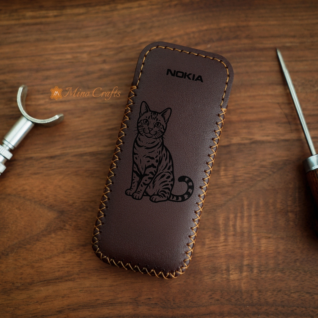 Mino Crafts - Bao da điện thoại N0kia 6700, 8800 - Khắc hình Mão (Mèo) - Da bò thật - Màu nâu