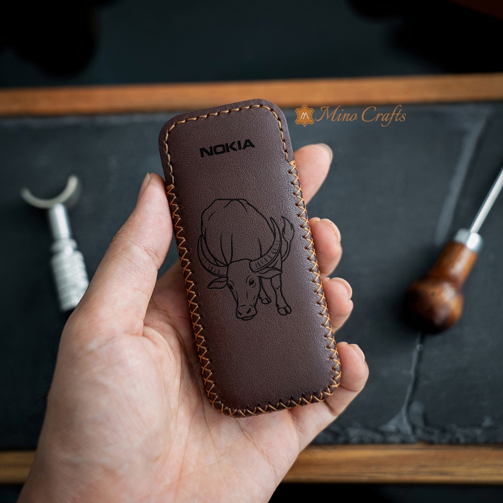 Mino Crafts - Bao da điện thoại N0kia 6700, 8800 - Khắc hình Sửu (Trâu) - Da bò thật - Màu nâu