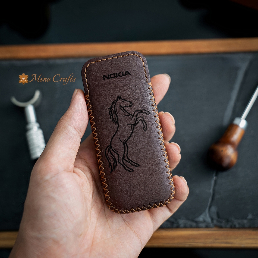Mino Crafts - Bao da điện thoại N0kia 6700, 8800 - Khắc hình Ngọ (Ngựa) - Da bò thật - Màu nâu