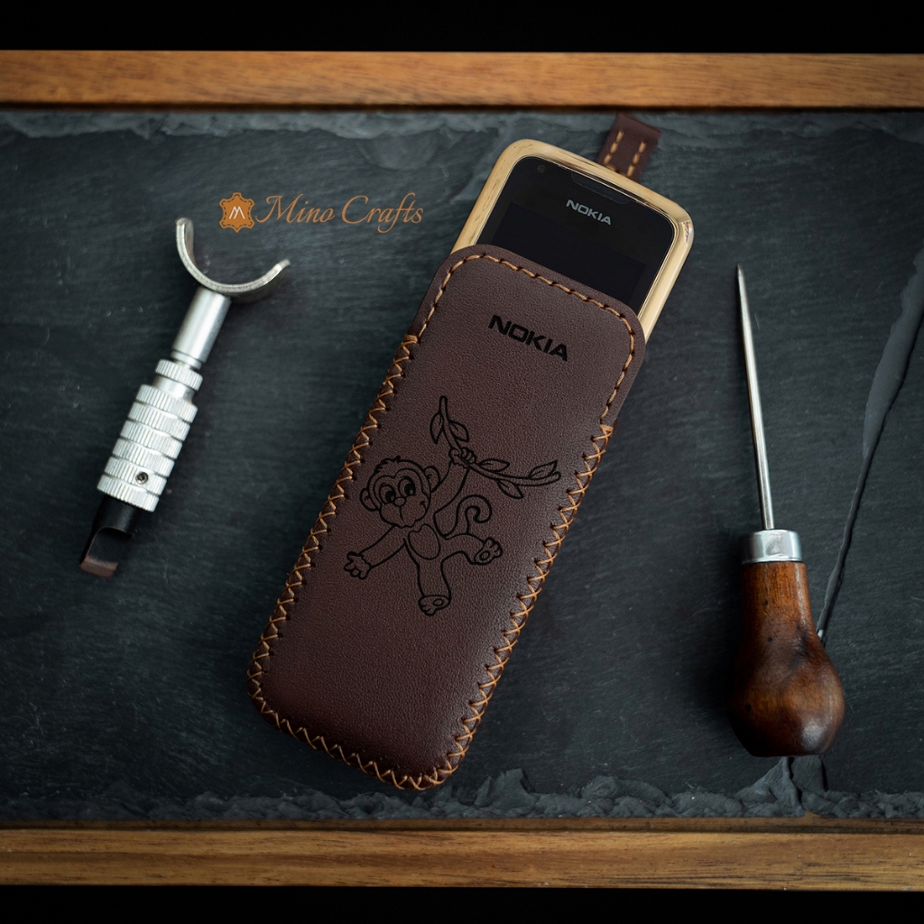 Mino Crafts - Bao da điện thoại N0kia 6700, 8800 - Khắc hình Thân (Khỉ) - Da bò thật - Màu nâu