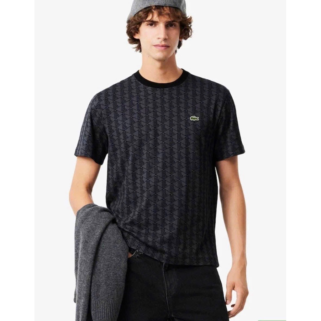 Áo THUN Nam 𝐋.𝐀.𝐂.𝐎.𝐒.𝐓.𝐄 Monogram - Form: CLASSIC FIT FIT - Màu: ĐEN - Chất liệu: COTTON JERSEY