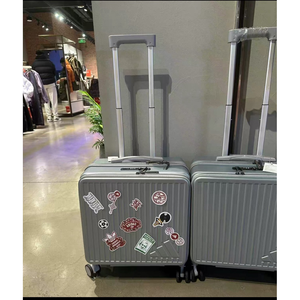 Vali adidas xám khoá bạc, kèm sticker