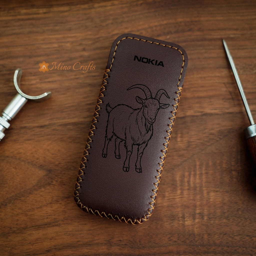 Mino Crafts - Bao da điện thoại N0kia 6700, 8800 - Khắc hình Mùi (Dê) - Da bò thật - Màu nâu