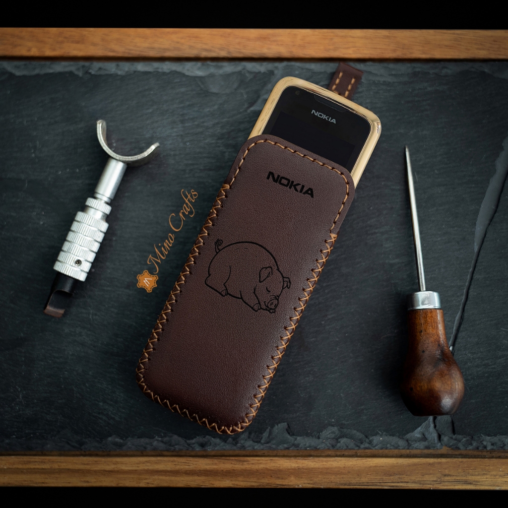 Mino Crafts - Bao da điện thoại N0kia 6700, 8800 - Khắc hình Hợi (Lợn) - Da bò thật - Màu nâu
