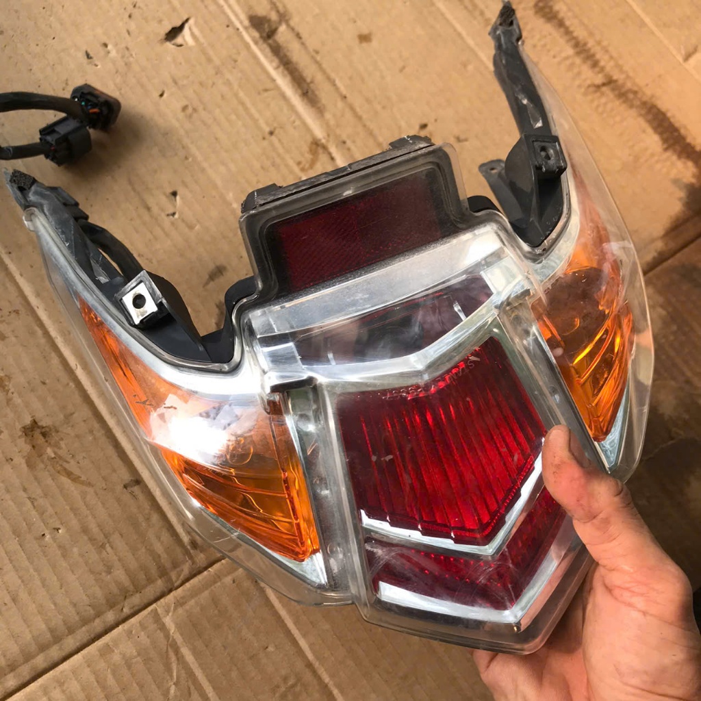 full bộ cụm đèn hâu sau đèn đuôi sau yamaha luvias (hàng zin tháo xe )