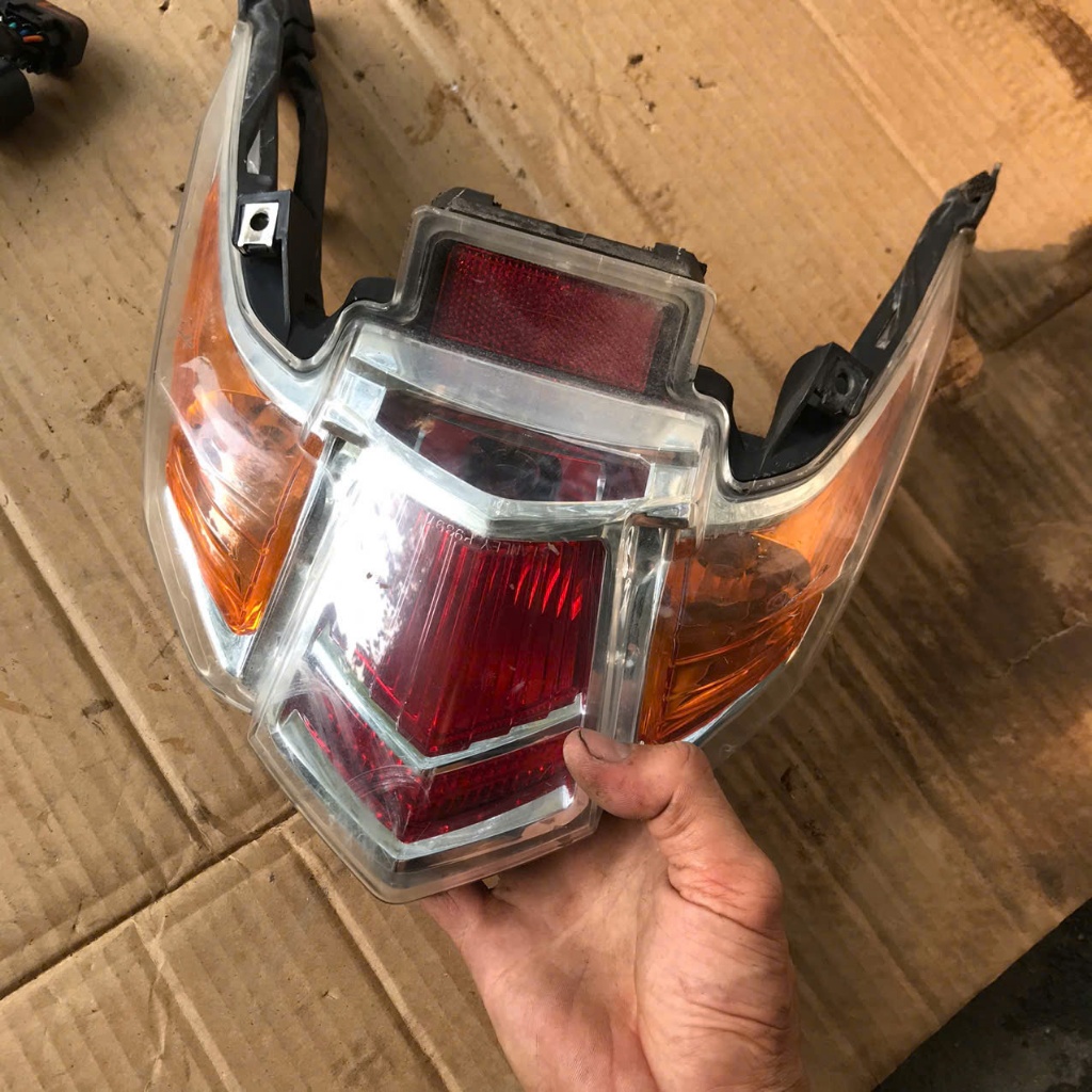 bộ cụm đèn hâu sau đèn đuôi sau yamaha luvias (hàng zin tháo xe )