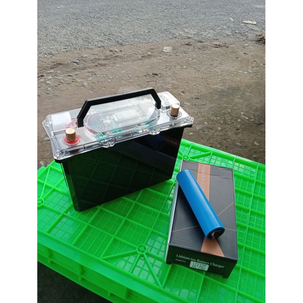 Hộp chống nước 45 A chứa được 12 viên pin 33140 hoặc 32140  mẫu mới..