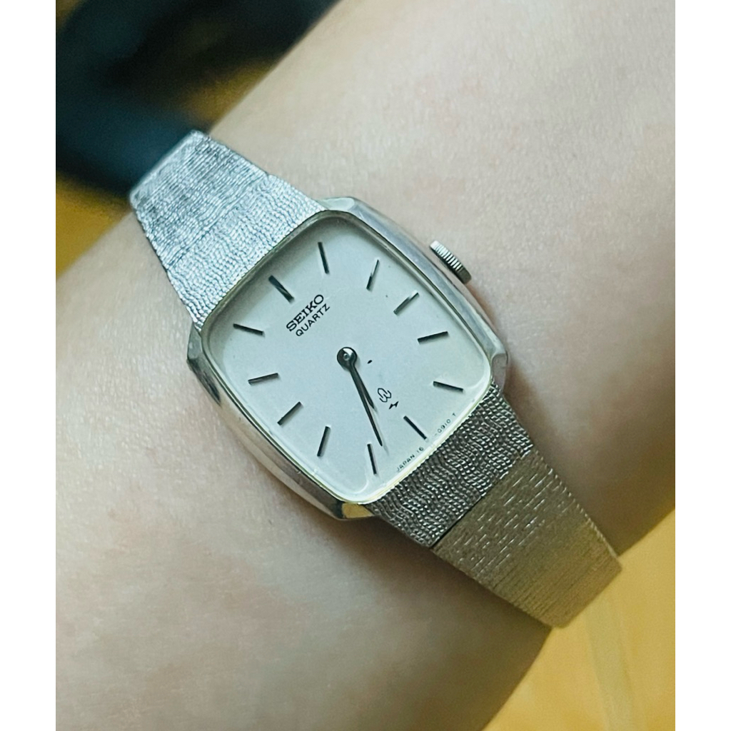 Đồng hồ Seiko Nhật tank mini lụa trắng rất đẹp.