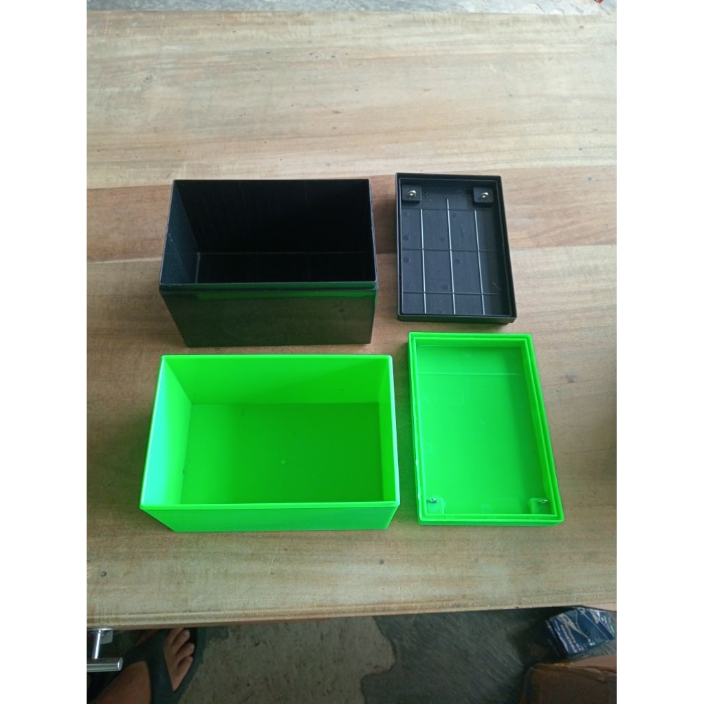 Hộp nhựa đựng được 4 viên pin 33140,32140 hoặc 8 viên pin 32700...