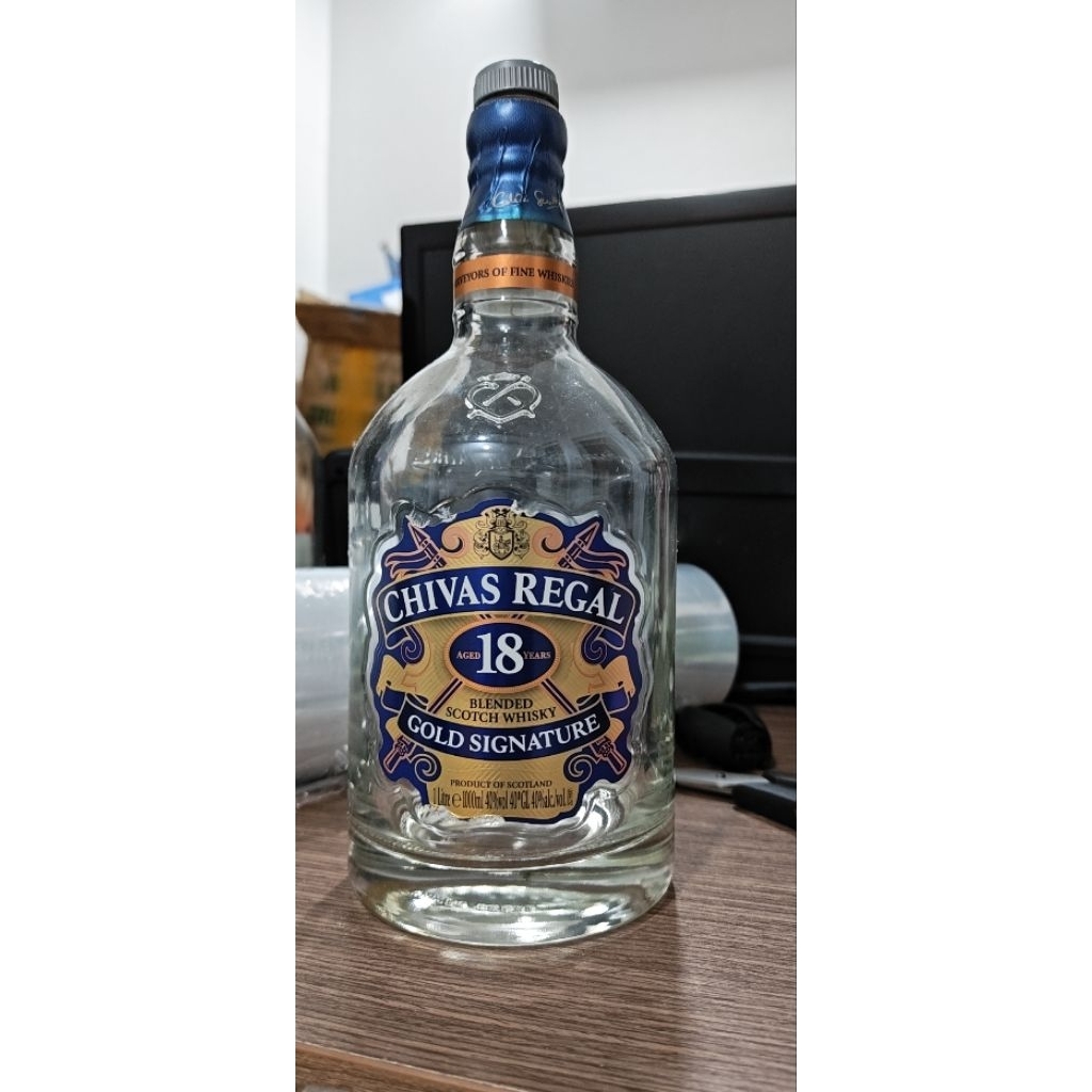 Vỏ chai Chivas 18 Gold Signature dùng để trang trí trưng bày